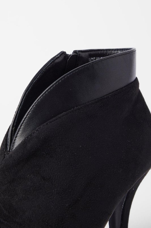 Introducing our sleek and stylish black leather ankle boot, designed to elevate your footwear game. Crafted with precision, these snug-fitting boots feature a pointed toe for a touch of sophistication. Made from high-quality leather, they offer both durability and comfort, making them the perfect choice for any occasion. Step out in confidence and make a statement with these timeless black leather ankle boots.