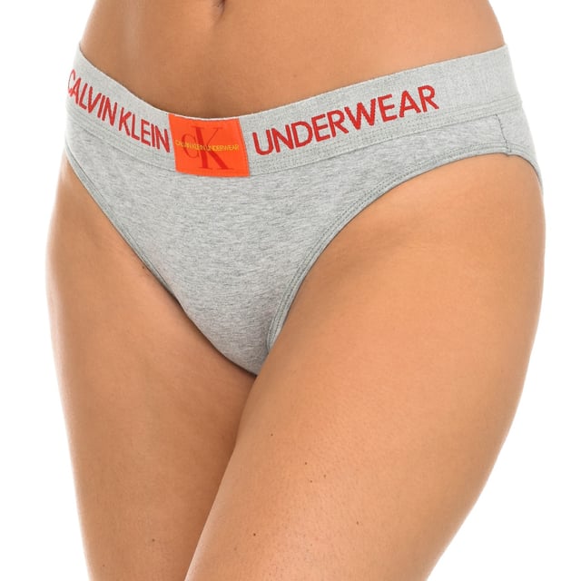 Calvin Klein briefs.
 Gray
 Elastic waistband with embroidered name and central label.
 Matching inner lining.
 Seam seen to tone.

 Composition:
 92% Cotton - 8% Elastane

 Washing instructions:
 - Wash maximum at 40ºC.
 - Iron at medium temperature, max. 110 ° C.
 - Does not allow to use tumble dryer.
 - Do not use bleach.
 - It does not support dry cleaning.