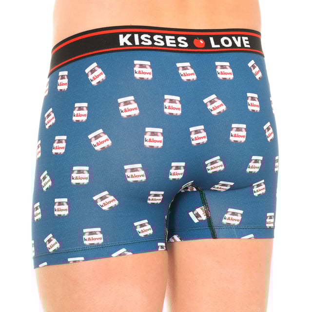 Kusjes & Liefde Boxer
 Kleur blauw
 Elastische rubberen tailleband met opeenvolgend geborduurde merknaam.
 Origineel en leuk ontwerp.
 Ademende stof.
 Anatomische voorkant met de mogelijkheid om vast te houden zonder aan te trekken.
 Bijpassende zichtbare naden.

 Samenstelling:
 95% Katoen. -5% Elastaan.

 Onderhoud:
 - Wassen op max. 30º.
 - Geen bleekmiddel gebruiken.
 - Niet in de droger.
 - Niet strijken.
 - Niet chemisch reinigen.
 Samenstelling: 95% Katoen, 5% Elastaan
 Onderhoud:
Wassen op max. temperatuur 30º.
 - Geen bleekmiddel gebruiken.
 - Niet in de droger.
 - Niet strijken.
 - Niet chemisch reinigen.