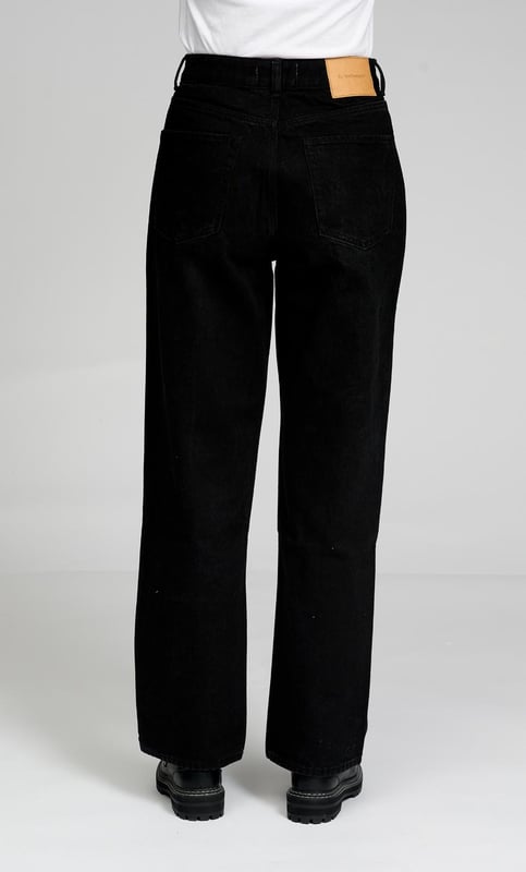 Gerade Jeans von TeeShoppen. Diese Jeans sind schick, bequem und stilvoll und damit perfekt für jedes Outfit das ganze Jahr über. Eine gute und bequeme Jeans kann jeden Look vervollständigen. Hier sehen Sie die Jeans in Schwarz.

Brauchen Sie ein Oberteil, das gut zur Jeans passt? Schauen Sie bei TeeShoppen in der Rubrik Herrenbekleidung vorbei.

Welche Größe haben die Jeans? Die Jeans gibt es in 24 verschiedenen Größen. Sehen Sie unter "Größe" nach und wählen Sie Ihre Größe. Die Größen sind für Frauen angepasst.

Über TeeShoppen: Bei TeeShoppen sind wir stolz darauf, unsere eigenen Produkte anzubieten. Unser Sortiment umfasst einfache Kleidungsstücke, die wir selbst tragen möchten. Auch wenn die Kleidung einfach ist, haben wir keine Kompromisse bei der Qualität oder dem Design gemacht. Unsere Kleidung ist so konzipiert, dass sie leicht zu stylen ist und aus den besten Materialien besteht. So ist sichergestellt, dass Sie bequeme Kleidung haben, die Sie zu allen Gelegenheiten tragen können. Wenn Sie einen zeitlosen Anbieter von Mode für Damen und Herren suchen, dann sind Sie bei TeeShoppen genau richtig. Wir haben uns auf den Verkauf von Basiskleidung spezialisiert. Sie zahlen nicht für teure Marken und Kosten, sondern nur für Qualität und Service. Und natürlich erweitern wir unser Sortiment ständig im Einklang mit der Mode, so dass Sie bei uns immer eine moderne Basic-Kleidung finden können.