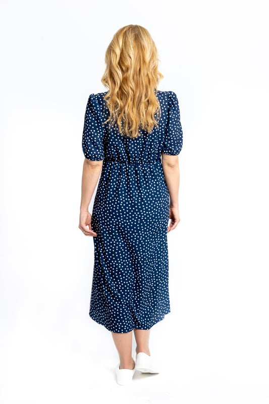 Este vestido elegante y bonito es ligero, con una falda fruncida, escote en V y mangas cortas que favorecen la figura. Margot tiene detalles de botones cubiertos para darle un toque especial. Su estampado de lunares blanco y azul marino es un clásico para tu armario.

97% Poliéster, 3% Elastano

Lavado a máquina a 30°