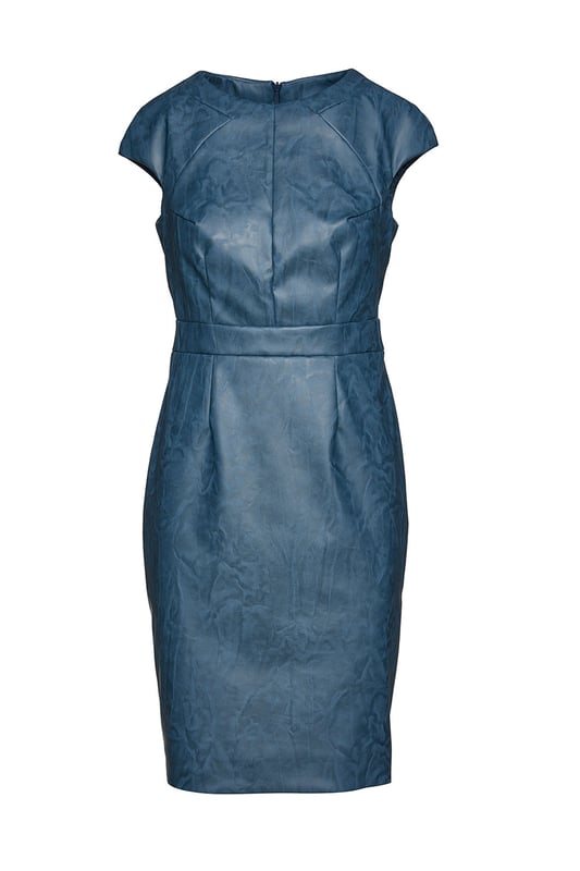Vestido índigo de tejido sintético de imitación de cuero tejido con ligero estiramiento. Mangas cortas y cuello redondo. Costuras decorativas en la parte delantera en el pecho. Cinturilla de 4 cm en la misma tela. Pinzas encima y debajo de la cinturilla para un ajuste perfecto. 2 pinzas en el pecho. Cierre de cremallera oculta en la parte posterior, 48 cm. Abertura en la parte posterior, 9 cm. Forrado. Silueta estrecha moderadamente ajustada. Longitud para la talla 38: 102 cm.