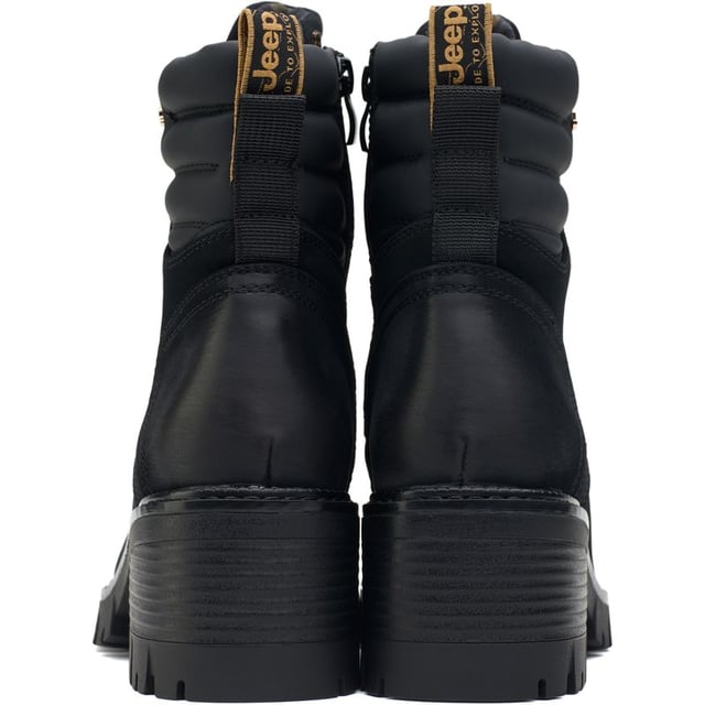 Mejora tu estilo con los botines Jeep Spirit Raven. Estas botas negras llamativas presentan detalles dorados y un tacón de 6 cm para un look atrevido. Están acolchadas para mayor comodidad y tienen una cremallera interior para ponérselas fácilmente. La suela de goma resistente y la suela exterior con tacos garantizan una exploración urbana segura. Perfectas para salir de noche o para añadir dramatismo a tu día, estas botas con apariencia de cuero llamarán la atención dondequiera que vayas.