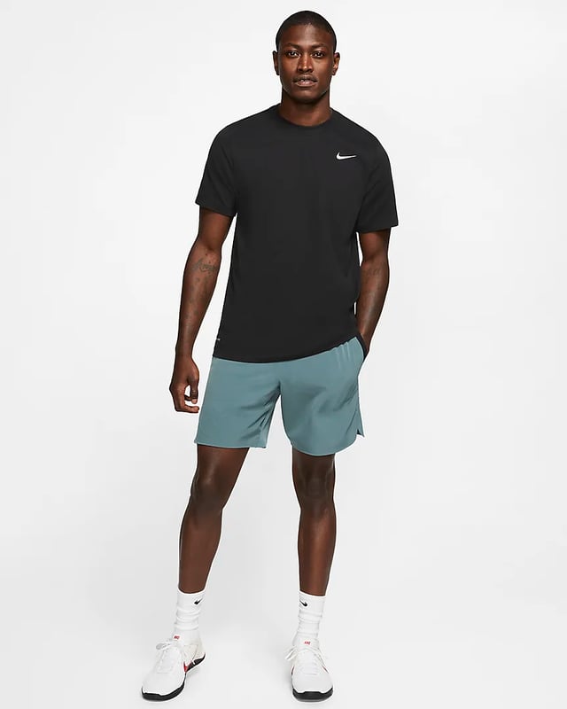 Das Nike Dri-FIT Herren Trainings-T-Shirt ist ein super weiches und komfortables T-Shirt, das sich ideal für das Laufen oder das Gewichtheben eignet. - -. Dieses Nike Herren-T-Shirt bietet Dri-FIT-Technologie, die Schweiß ableitet, sodass Sie sich trocken fühlen. - -. Darüber hinaus sorgt der Standard-Fit des Trainingsshirts für eine große Bewegungsfreiheit, damit Sie sich während jeder Wiederholung wohlfühlen. - -. Stellen Sie sicher, dass Sie für Ihr nächstes Training mit dem Nike Dri-FIT Herren Trainings-T-Shirt bereit sind.