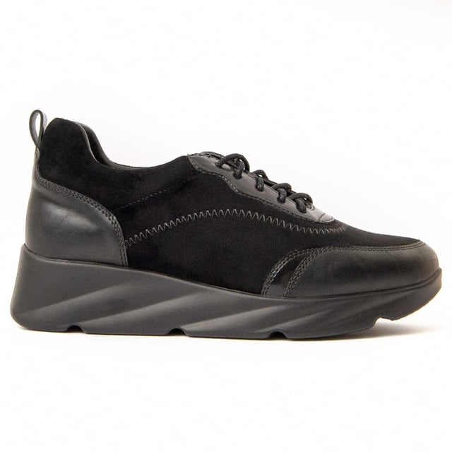Casual sleehak sneaker voor dames. Comfortabele pasvorm. Gewatteerde binnenzool van natuurlijk leer. Vervaardigd door andere merken voor ons merk. Afmetingen bij benadering: 4 cm sleehak en 2 cm plateau.