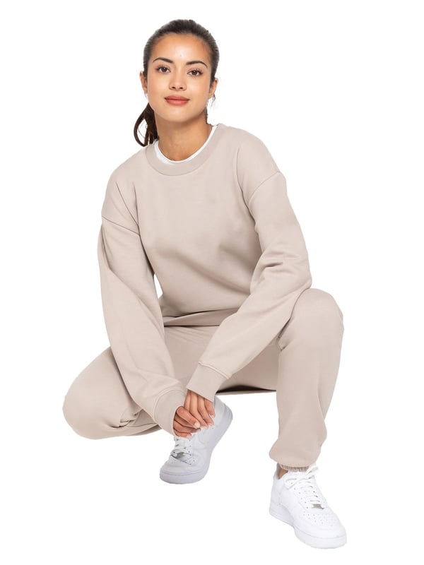 Enzo Women’s Oversized Sweatshirt and Relaxed Fit Joggers. Fashioned in Pure Fabric for Softness and Comfort. Joggers Feature 2 Side Slash Pockets. Brushed Back Inner Fleece Lining. Cuffed Leg Design. Elasticated Waist with drawstrings. Ideal to use for Casual and Work wear.