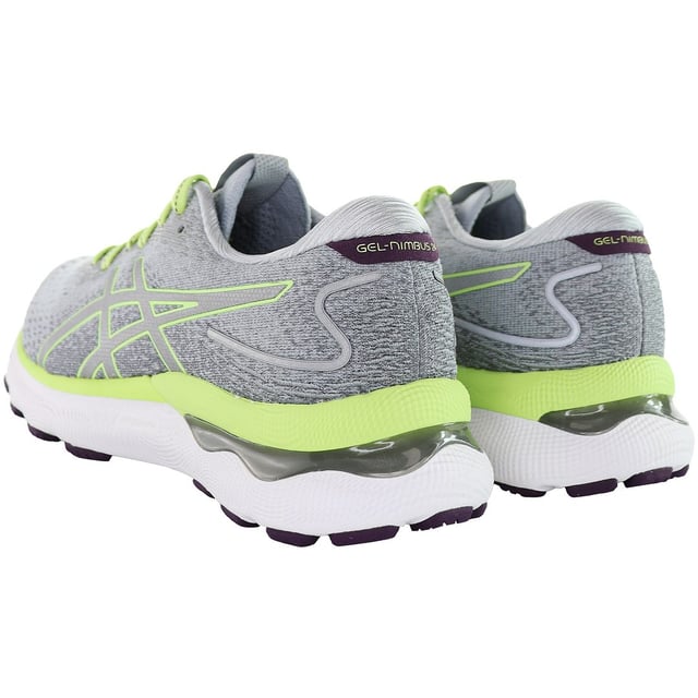 Las zapatillas para correr Asics Gel-Nimbus 24 para mujeres en gris son la mezcla perfecta de estilo, comodidad y características de alto rendimiento para corredoras. Estas zapatillas están diseñadas para proporcionar un apoyo y amortiguación excepcionales, garantizando una experiencia de carrera suave y cómoda. Aquí tienes una descripción detallada con características clave:

 Diseño moderno con materiales premium: Las zapatillas Gel-Nimbus 24 de Asics presentan un diseño moderno y elegante, combinando estética con materiales de alta calidad para una apariencia atractiva y contemporánea.

 Construcción premium: Asics es conocida por utilizar materiales de primera en su calzado. Estas zapatillas están construidas típicamente con materiales premium, asegurando durabilidad y confort.

 Color gris elegante: Las zapatillas vienen en un elegante color gris con acentos sutiles, proporcionando un look versátil y estiloso que complementa diversas prendas de running.

 Tecnología de amortiguación Gel: Estas zapatillas están equipadas con la tecnología de amortiguación Gel, característica de Asics, que se encuentra estratégicamente en el talón y la parte delantera del pie. Este sistema avanzado de amortiguación ofrece una absorción de impactos superior, reduciendo el impacto en las articulaciones y ofreciendo una experiencia de carrera cómoda y suave.

 Media suela receptiva: La media suela está diseñada para proporcionar una amortiguación receptiva, mejorando tu rendimiento general en carrera al ofrecer el equilibrio ideal entre soporte y comodidad.

 Cierre con cordones seguro: Las zapatillas cuentan típicamente con un sistema de cierre con cordones tradicional, lo que permite un ajuste seguro y personalizable adaptado a la forma de tu pie.

 Cuello y lengua acolchados: Para garantizar comodidad y prevenir rozaduras durante las carreras, las zapatillas cuentan con un cuello y lengua acolchados.

 Parte superior transpirable: La parte superior de las zapatillas está hecha generalmente de un material de malla transpirable, promoviendo el flujo de aire y reduciendo la acumulación de humedad dentro del calzado.