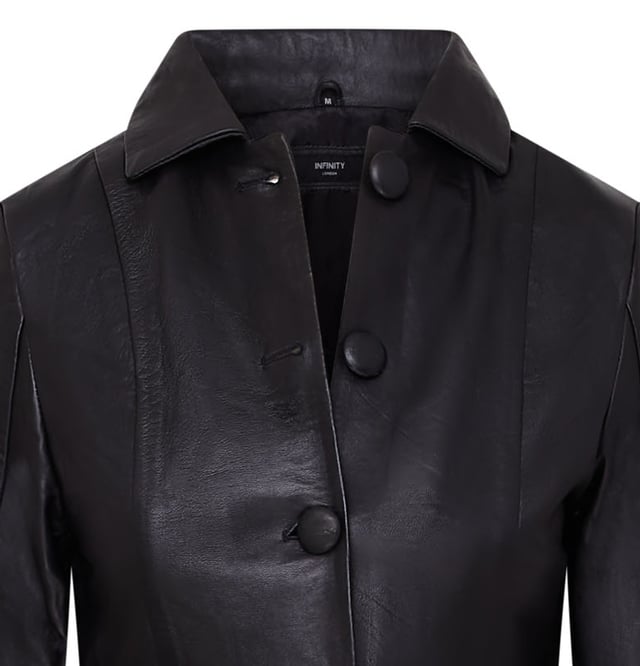 Deze lange jas, geïnspireerd op Victoriaanse en Edwardiaanse stijlen, heeft een strak uitlopend design gemaakt van 100% premium leer. Perfect voor gothic en punk mode, het is een gedurfd statement piece dat vintage charme combineert met een moderne rand. Lange uitlopende jas voor een opvallende look Gemaakt van 100% premium leer voor duurzaamheid en luxe Victoriaanse en Edwardiaanse invloeden met een eigentijdse twist Perfect voor gothic, punk of alternatieve modestijlen