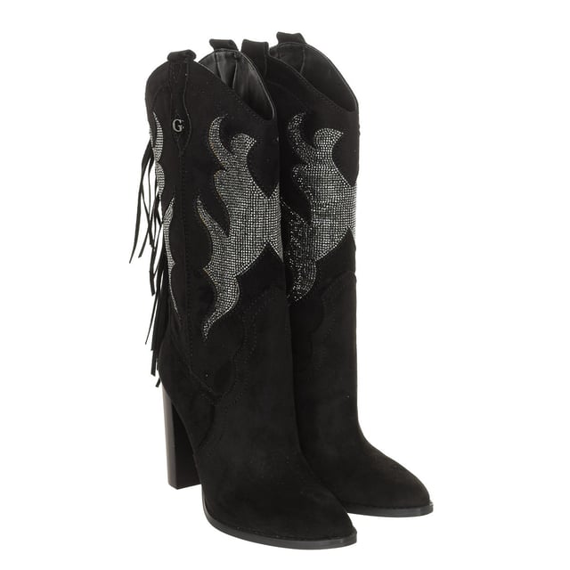 Botas de tacón.
Color Negro
Acabado en ante.
Puntera acabada en punta.
Caña con piedras strass y flecos en parte trasera.
Plantilla personalizada por la marca.
Suela antideslizante.
Costuras vistas a tono.

Medidas:  Caña: 27cm - Tacón: 10cm

Composición:  Exterior: Sintético; Interior: Piel; Suela: Sintético, Téxil

Limpiar con un paño húmedo.