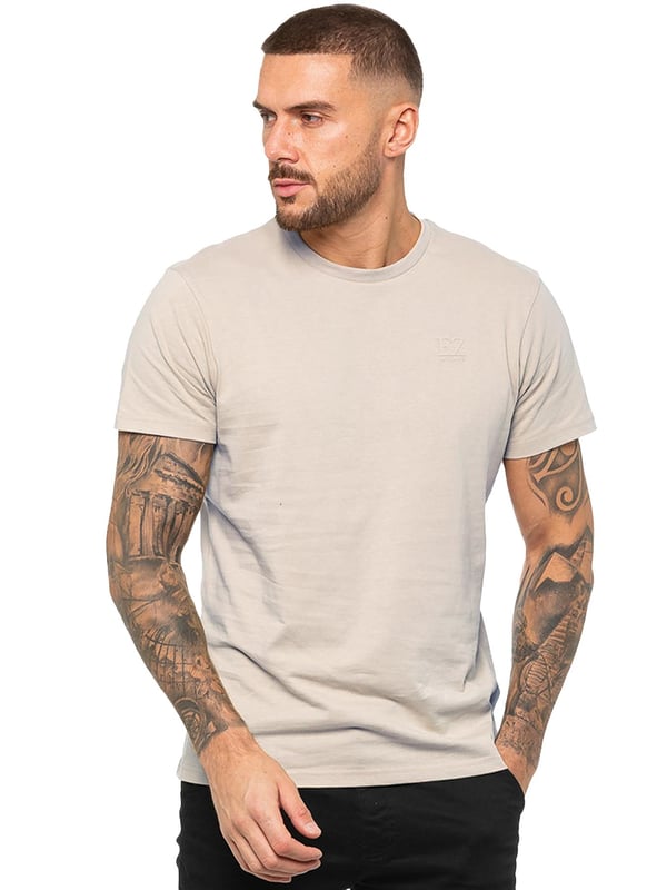 Enzo Herren T-Shirt mit Regulärer Passform. Enzo Gesticktes Logo auf der Vorderseite. Rundhalsausschnitt, Kurze Ärmel. 50% Baumwolle, 50% Elasthan. Maschinenwaschbar (Bitte Etiketten Beachten). Ideal für das Fitnessstudio, Freizeitkleidung
