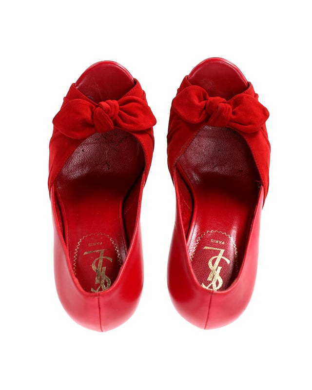 VINTAGE, RRP AS NEW
Make a bold statement with the Yves Saint Laurent Palais 105 Bow Pumps in Red Leather. Crafted from high-quality red leather, these pumps exude confidence and sophistication. The iconic bow detailing on the front adds a feminine and playful touch. With a 105mm heel height, these pumps provide a stunning lift and elongate the legs. 
*with dust bag

Yves Saint Laurent Palais 105 Bow Pumps in Red Leather
Material: Leather
Size: EU36
Condition: Good
Sign of wear: Moderate wear throughout
SKU: 356342