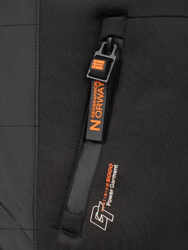 Protección con estilo: Chaqueta de invierno para hombre Geographical Norway H-354 Máxima calidez y comodidad: La chaqueta de invierno para hombre Geographical Norway H-354 no solo ofrece una protección de primer nivel contra el frío, sino también un confort inigualable. Su superficie exterior de 100% poliamida te mantiene cálido y seco incluso en las condiciones meteorológicas más adversas. Capucha y bolsillos prácticos: Con su capucha funcional y un total de cuatro bolsillos (dos en el pecho y dos en los laterales), esta chaqueta es perfecta para actividades al aire libre. Ya sea que estés caminando, acampando o simplemente disfrutando de la naturaleza, esta chaqueta te proporciona la funcionalidad necesaria. Estilo outdoor atemporal: El estilo outdoor de esta chaqueta no solo la convierte en un compañero práctico, sino también en una declaración de moda. Ya sea en la ciudad o en el campo, con esta chaqueta siempre harás una declaración de moda que es tanto trendy como funcional.