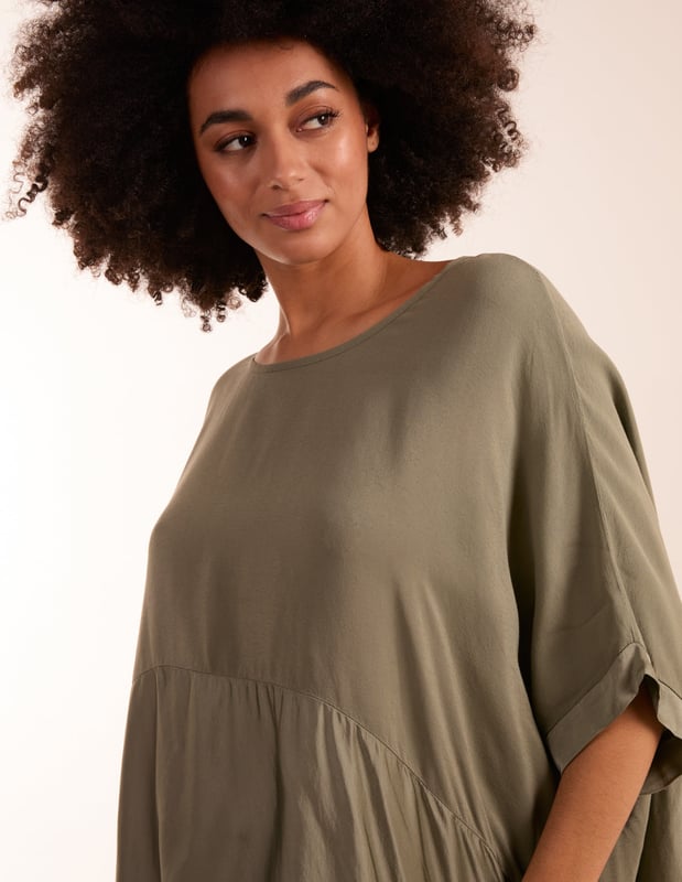 A satin oversized blouse perfectly teamed with wide leg trousers and pumps! A simple option that really doesn't need much to create the ultimate effortless look!