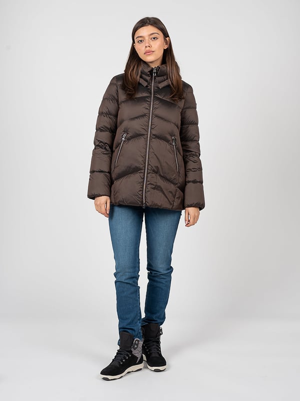 El diseño sencillo de esta chaqueta proporciona un estilo atemporal que funciona perfectamente en cualquier situación, y al mismo tiempo permite una fácil combinación con varios elementos del vestuario, creando un conjunto armónico.

La parte inferior suelta ofrece libertad de movimiento y comodidad al vestir, lo que es ideal para los días más fríos, cuando quieres sentirte cómodo y con estilo, sin restricciones.

La chaqueta acolchada no es solo una elección de moda, sino también práctica, ya que el acolchado ayuda a distribuir uniformemente el calor, lo cual es extremadamente importante en los días de invierno.

El cuello con cierre a presión es un detalle que añade un aspecto moderno a la chaqueta, al mismo tiempo que protege contra el viento, proporcionando calor y comodidad adicionales.

Cerrada con una doble cremallera logotipada, la chaqueta no sólo se ve elegante, sino que también ofrece protección adicional contra el frío, y el logotipo añade un carácter exclusivo.

En el frente, dos bolsillos con cremallera son una solución práctica que permite guardar de manera segura pequeños objetos, como llaves o un teléfono, siempre a mano.

Las mangas terminadas con goma elástica garantizan un ajuste perfecto y protección contra el aire frío, haciendo que la chaqueta sea aún más funcional.

Aislada con plumón de pato, la chaqueta proporciona un calor incomparable y ligereza, clave para la comodidad en los días más fríos del año.

Hecha de tejido de alta calidad, transpirable y resistente al agua, la chaqueta ofrece excelente protección contra la lluvia y el viento, al mismo tiempo permite que la piel respire, lo que la convierte en una opción ideal para cualquier clima.