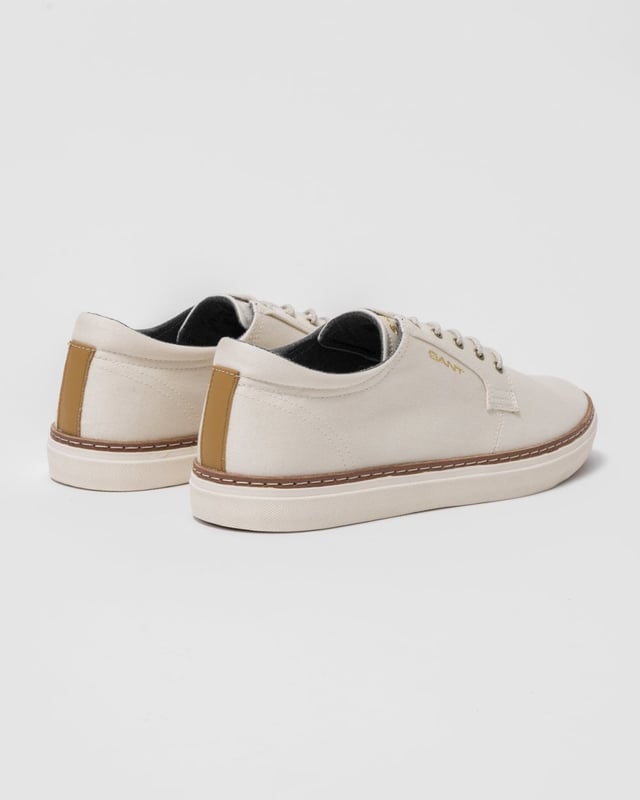 An elevated basic, the Prepville Sneakers is a brogue-inspired casual sneaker designed in silky suede. Clean, casual, and polished, these trainers are perfect for pairing with jeans, shorts, and chinos.
Cow suede upperRubber soleRecycled textile liningRecycled recovery foam insole 
28638802