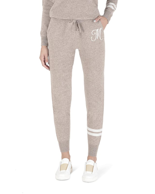 Pantalones de chándal de cachemira Crown of Edinburgh para mujeres  
Color Morningside Camel  
Tejido de 12 agujas  
Cintura con cordón ajustable  
Dos bolsillos inclinados con letra contrastante firmada  
Acabado de canalé de 8 cm en el dobladillo para un buen ajuste  
Hechos con cachemira de calidad premium  
Elige tu letra de A, D, K, L o S  
Hecho en Mongolia  
Lavar en seco o a mano con agua fría  
100% cachemira  
Tamaño: M  
100% CACHEMIRA