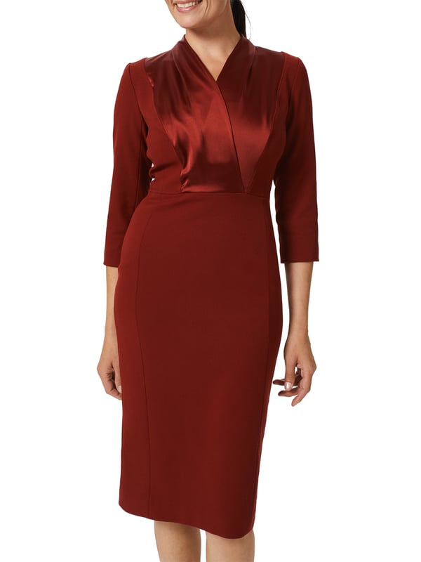Elevate your style with the Alisa Dress in Deep Vermillion, perfect for any casual occasion. Its midi length paired with a sophisticated boat neckline and 3/4 sleeves offers a timeless look, while the seamless recycled polyester blend ensures both comfort and sustainability.