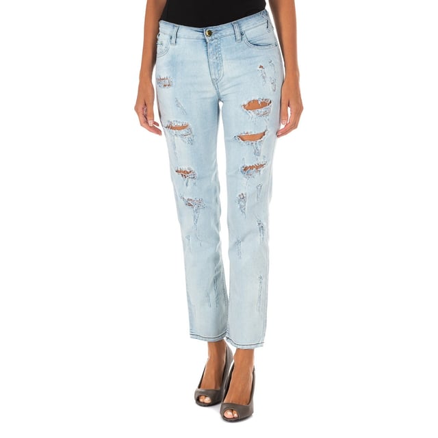 Long denim pants.
 Zipper and button closure on the front.
 Waist with belt loops.
 Two open pockets and a mini pocket on the front.
 Two open pockets on the back.
 Application of laminated label and brand name, on the side of the waistband, on the back.
 Straight hem cut.
 Seams seen in tone.
 Composition: 98% Cotton, 2% Elastane
 Care:
- Wash maximum at 40ºC.
 - Iron at medium temperature, max. 110ºC.
 - Allows you to use a dryer.
 - Do not use bleach.
 - Does not support dry cleaning.
