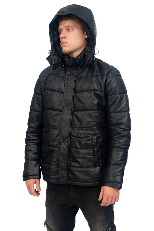 Experimente la calidez y el estilo con nuestra chaqueta acolchada con capucha de cuero negro. Confeccionada con el mejor cuero napa de cordero, esta chaqueta ofrece una sensación lujosa y flexible a la vez que proporciona un excelente aislamiento. Las cremalleras YKK garantizan una funcionalidad suave y durabilidad. Con dos bolsillos exteriores en la cintura y dos bolsillos interiores, tendrá un amplio espacio para mantener sus elementos esenciales seguros. La capucha desmontable agrega versatilidad, lo que le permite adaptarse a las condiciones climáticas cambiantes. Ya sea que esté paseando por la ciudad o explorando el aire libre, esta chaqueta combina comodidad y estilo a la perfección. • Confeccionada con el mejor cuero napa de cordero para una sensación lujosa • Cremalleras YKK para una funcionalidad suave y una durabilidad duradera • Dos bolsillos exteriores en la cintura y dos bolsillos interiores para un almacenamiento conveniente • Capucha desmontable para mayor versatilidad • Diseño acolchado para un excelente aislamiento y calidez.