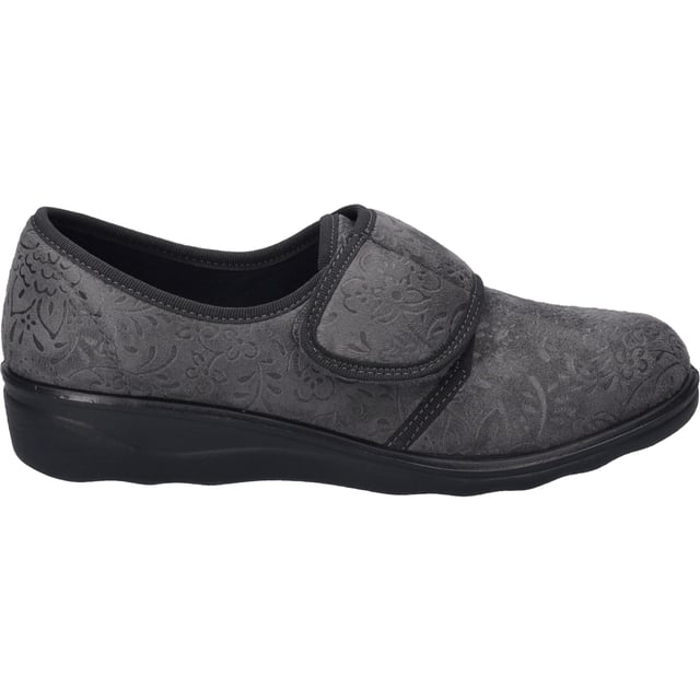 Ontdek de knusse wereld van JOSEF SEIBEL met het model Nice 80, een pantoffel die is uitgevoerd in een ingetogen grijze kleur en speciaal is ontworpen voor dames. Deze schoen belichaamt de perfecte mix van traditioneel vakmanschap en modern comfort. De zool wordt direct in de mal gespoten en sluit naadloos aan op het bovenwerk van textiel, waardoor de schoen niet alleen uitzonderlijk zacht en flexibel is, maar ook licht van gewicht. De PU-zool, een zacht synthetisch materiaal met uitstekende dempende eigenschappen, biedt dezelfde voordelen als rubber, maar zonder het gewicht. Het bijzondere aan deze schoen is de comfortabele wijdte H, waardoor hij ideaal is voor iets bredere voeten, en het binnenwerk en de binnenzool, beide van textiel, die zorgen voor een comfortabele pasvorm. De Nice 80 is voorzien van een klittenbandsluiting en kan dus aan de voet worden aangepast. De Relax productlijn, waartoe deze slipper behoort, staat voor een gegarandeerde pasvorm en de hoogste kwaliteit. De schoen heeft een bloemenpatroon dat hem een gezellige uitstraling geeft en het comfort benadrukt. Als onderdeel van de Relax-collectie, die is geëvolueerd van Westland naar Josef Seibel Relax, vertegenwoordigt deze damesschoen de waarden van slow fashion: duurzaamheid, kwaliteit en bewuste productie. Voor gezellige uurtjes thuis of voor lichte vrijetijdsactiviteiten, de Nice 80 biedt de ideale basis voor ontspannen momenten. Met deze schoen wordt elke stap onderdeel van een bewuste, op comfort gerichte levensstijl.