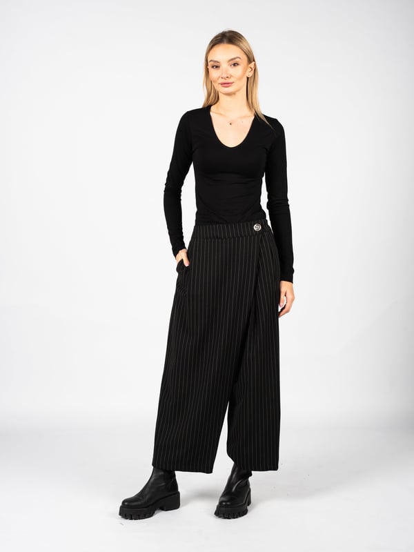 Einfacher Schnitt
Mit tiefem Schritt
Mit weiten Culotte-Beinen
Mit eingearbeitetem Gummibund im Bund
Mit formenden Abnähern
Mit einer Wickelklappe verschlossen
Vorne zwei Taschen, hinten zwei eingelassene
Aus hochwertigem Stoff gefertigt
Hergestellt in Italien