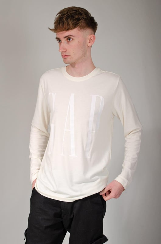 Every guy needs a soft long sleeve cotton blend top like this.  Soft stretchy and super comfy, with the classic original GAP logo on front.  Crew Neckline and a relaxed fit.
Fit: Relaxed, Sizing: As expected