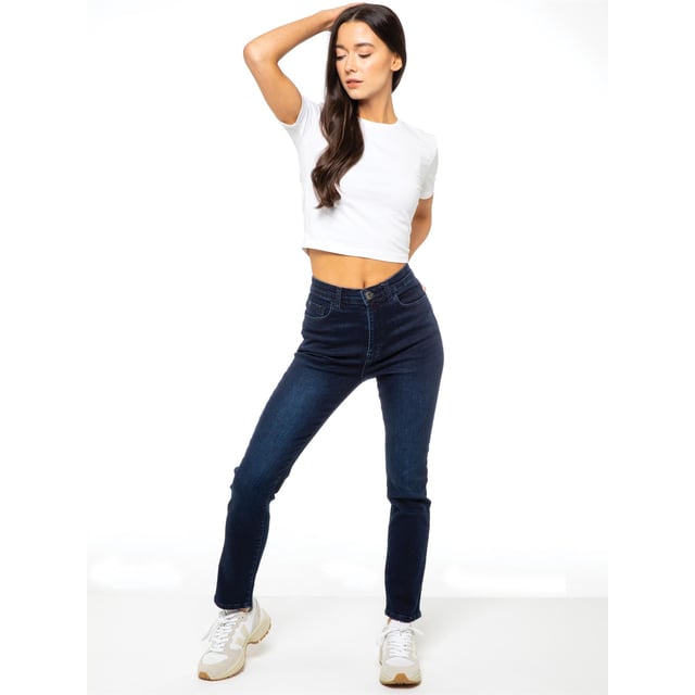 Enzo Womens Straight Leg Denim Jeans. Featuring Branded Button and Rivets with Button Fly Fastening. Add a new Fashion Look into your Life. Great to wear with T-shirt for Everyday use. Comfortable and easy to wear.
