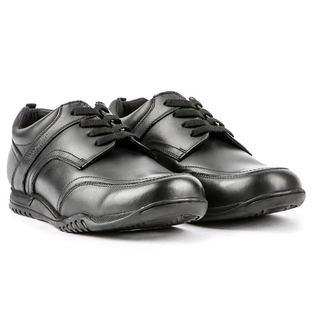 Si los zapatos escolares necesitan funcionar y verse bien. prueba lo elegante. pero elegante y cómodo Hush Puppies Harvey. Estos zapatos negros con cordones. con cuello acolchado en el tobillo. detalles de costura. Cuentan con una plantilla microfresh y una parte superior fabricada en piel de alta calidad.