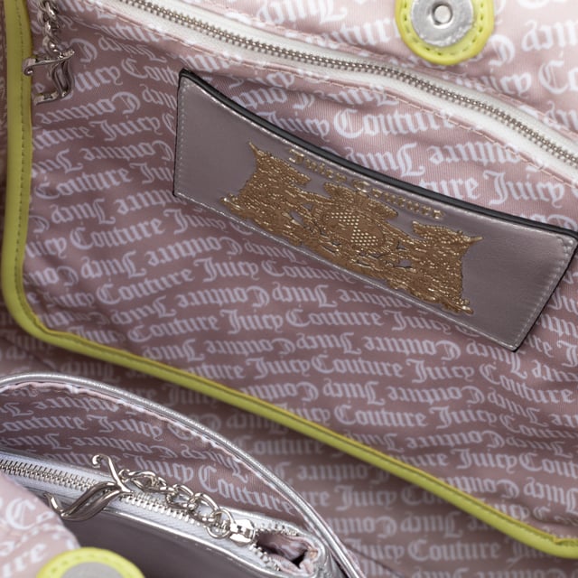 Rosmarie Cesta Grande Blanco/Verde Bolso Juicy Couture California Glam
Añade un toque de glamour californiano a tu look veraniego con este bolso tote de Juicy Couture. Espacioso y elegante, es el accesorio perfecto para tus días soleados, tanto si estás en la playa como en la ciudad.
Dimensiones: 39 x 19 x 33 cm