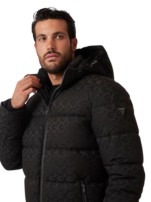 De 'MONOGRAM' winterjas voor heren van Guess maakt indruk met een afneembare capuchon en een moderne opstaande kraag. Een praktische ritssluiting en geribde boorden zorgen voor optimaal comfort. De jas heeft een synthetische vulling om je behaaglijk warm te houden. Het all-over monogrampatroon en het gewatteerde ontwerp geven de jas een stijlvolle look. Logodetails ronden het ontwerp af en benadrukken de merkkwaliteit. De normale pasvorm maakt deze jas tot een veelzijdige metgezel voor koude dagen.