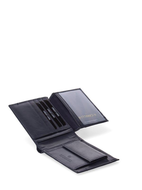 Cartera de hombre. El cierre está ausente. Los bolsillos internos son tarjeteros para billetes y monedas. Los bolsillos externos están ausentes. Falta la correa para el hombro. Falta el mango. Hay un compartimento interno. El material exterior es 100% Piel Auténtica. Internamente está forrado en piel auténtica. Medidas: 12,5x10x2 cm. Producto de moda