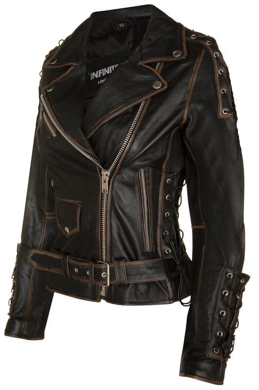 Diese wunderschön gearbeitete Slim-Fit-Lederjacke ist die perfekte Mischung aus Modernität und Eleganz und das Must-Have-Modeaccessoire dieser Saison. Durchdrungen vom Vintage-Biker-Geist „Live to Ride“, verkörpert durch den geprägten Adler auf der Rückseite, an der Taille, an der Schulter und an den Manschetten, haben wir verstellbare Einsätze mit Schnürung, die für mehr Funktionalität und maximale Einstellbarkeit sorgen. Dieses stilvolle Kleidungsstück wird durch einen versetzten YKK-Reißverschluss vorne, der durch ein breites fallendes Revers betont wird, und einen verstellbaren Gürtel in der Taille zusätzlich zum Leben erweckt. Diese Vintage-Bikerjacke ist kurz und eng anliegend und verkörpert den „Born to Ride“-Biker-Geist. Drei Außentaschen mit Reißverschluss bieten funktionale und trendige Aufbewahrungsmöglichkeiten für Ihre Habseligkeiten. Geprägter Adler. Mit dem Gürtel an der Taille können Sie die Passform anpassen und so einen bequemen und maßgeschneiderten Look gewährleisten. Klassischer Brando-Stil. Erleben Sie den Abenteuergeist und heben Sie sich mit dieser schwarzen Leder-Bikerjacke von der Masse ab. Egal, ob Sie auf der Straße oder in der Stadt unterwegs sind, diese Jacke wird mit Sicherheit alle Blicke auf sich ziehen und ein starkes modisches Statement abgeben.