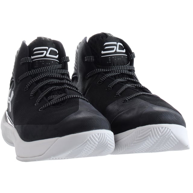 Zapatillas Under Armour SC 3Zero negras para hombre, una opción de calzado elegante y orientada al rendimiento diseñada para los entusiastas del baloncesto que buscan sujeción y capacidad de respuesta en la cancha. Estas zapatillas de Under Armour están inspiradas en las habilidades y el estilo de la superestrella de la NBA Stephen Curry, lo que las convierte en una opción ideal para los jugadores de baloncesto que quieren elevar su juego.

Características principales:

 Diseño SC 3Zero:  Las zapatillas forman parte de la línea SC 3Zero de Under Armour, inspirada en las proezas baloncestísticas de Stephen Curry.

Color negro: Las zapatillas vienen en un clásico color negro, añadiendo un toque atemporal y versátil a tu atuendo de baloncesto.

Ligeras y transpirables: Fabricadas con materiales ligeros y transpirables, las zapatillas favorecen la circulación del aire y mantienen tus pies cómodos durante el juego intenso.

Amortiguación sensible: Las zapatillas SC 3Zero están equipadas con amortiguación sensible para absorber el impacto y proporcionar retorno de energía, apoyando tu agilidad en la cancha.

Ajuste de apoyo: Las zapatillas están diseñadas para proporcionar estabilidad y sujeción en los movimientos y cortes rápidos durante el juego de baloncesto.

Patrón de tracción en espiga: La suela exterior de las zapatillas presenta un patrón de tracción en espiga que garantiza un excelente agarre y maniobrabilidad en la cancha de baloncesto.

Construcción duradera: Construidas con materiales de alta calidad, estas zapatillas están hechas para soportar las exigencias de los partidos y entrenamientos de baloncesto.

Versatilidad: Adecuadas tanto para canchas de baloncesto interiores como exteriores, lo que las hace versátiles para diversos entornos de juego.