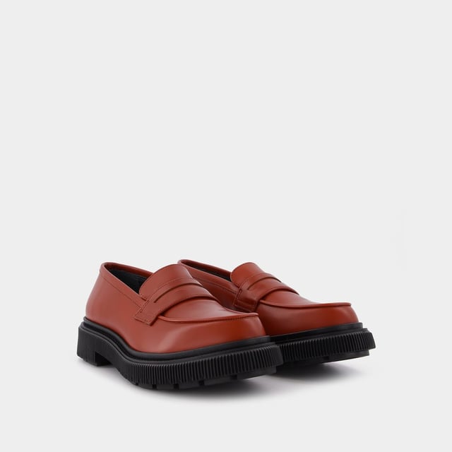 Adieu Mezcla de inspiración contemporánea e influencias retro, estos mocasines de suela gruesa de las colecciones de calzado son los nuevos básicos de fondo de armario. Póntelos con un blazer y unos pantalones ajustados para conseguir un look inspirado en los Mods de los años sesenta. Altura de la plataforma: 3,5 cm. Colores: rojo y óxido. Material principal: piel de ternero lisa. Material de la suela: caucho. Material del forro: cuero. Cierre: fácil de poner. Forma de la punta: redonda. Ajuste: fiel a la talla - Tallaje: europeo.