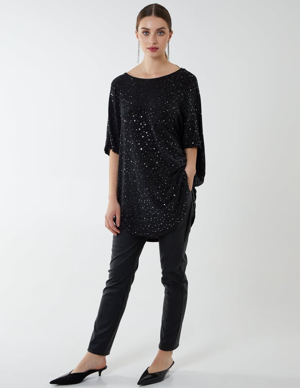 The perfect top to take you from day to night this party season! Sparkle and shine the night away in this oversized top! 87% Nylon, 5% Polyester, 5% Elastyne, 3% Metallic fibre Hand wash Round necklineShort sleeve Approx length 81 cm Unfastened