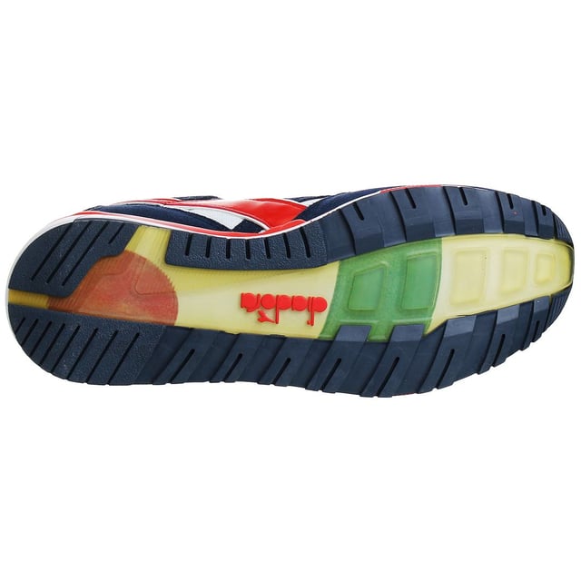 Experimente una explosión de estilo de inspiración retro y comodidad contemporánea con los entrenadores multicolores masculinos de Diadora N9002. Estos llamativos entrenadores rinden homenaje a la herencia de Diadora al tiempo que incorporan la tecnología moderna, lo que los convierte en una opción destacada para las personas de moda.

Características clave:

Diseño retro: los entrenadores N9002 se inspiran en los icónicos diseños de los años 90 de Diadora, con paneles vibrantes y multicolores que exudan la nostalgia y una audaz declaración de moda.

Materiales premium: hechas con materiales de alta calidad, que incluyen una combinación de cuero, gamuza y malla, estos entrenadores aseguran tanto la durabilidad como la transpirabilidad para el desgaste duradero.

Solilla intermedia acolchada: los entrenadores están equipados con una entresuela acolchada que ofrece una comodidad superior y absorción de impacto. Esta característica permite un viaje receptivo y suave durante las actividades diarias.

Ajuste seguro: los entrenadores incorporan un sistema de cierre de cordones, proporcionando un ajuste seguro y personalizable para adaptarse a la forma y las preferencias de su pie.

Collar y lengua acolchados: el collar acolchado y la lengua mejoran la comodidad general de los entrenadores, reduciendo la fricción y proporcionando apoyo adicional alrededor del área del tobillo.

Suella exterior de la pareja: los entrenadores cuentan con una suela exterior de goma que ofrece una tracción confiable en diversas superficies, asegurando la estabilidad y evitando los resbalones durante el movimiento.

Estética multicolor: los paneles y detalles multicolores sobre estos entrenadores crean un aspecto dinámico y llamativo. Este esquema de color único agrega personalidad a su atuendo y permite opciones de estilo versátiles.

Los entrenadores multicolores masculinos de Diadora N9002 combinan nostalgia y modernidad, ofreciendo un par de calzado que se pone a la cabeza que está de moda y cómodo. Si eres fanático de la moda retro o simplemente aprecia el elemento de diseño audaz