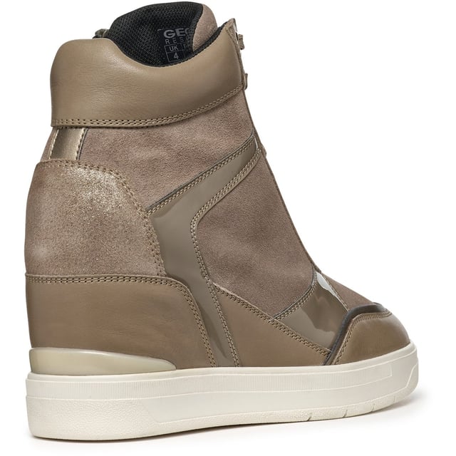 Maurica is a lace-up sneaker for women with a built-in wedge that delivers well-being and comfort as you walk. Crafted from suede and supple nappa, it taps into an active aesthetic and is bound to bring modern dynamism to urban-casual dressing.