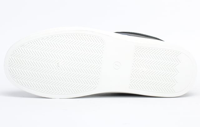 Luce un estilo clásico casual con estas zapatillas Max de la icónica marca de ropa para hombre Penguin Original. Las Penguin Original Max son unas zapatillas deportivas refinadas para el día a día que marcan tendencia y están repletas de un auténtico estilo retro. Las Penguin Original Max son una opción versátil para la nueva temporada y aportan un look inspirado en la herencia a tus conjuntos informales. Confeccionadas con una parte superior sintética de tacto suave similar al cuero y adornadas en los laterales con detalles de rayas y la marca Penguin, estas zapatillas tienen un diseño atractivo para la calle a un precio muy asequible. La marca Penguin Original también aparece en la lengüeta para rematar esta fantástica zapatilla deportiva urbana que es una gran adición a la selección de zapatillas de cualquier hombre con estilo que busque elevar su look informal.
 - Parte superior sintética de tacto suave similar al cuero
 - Talón y tobillo acolchados
 - Sistema de cordones de 6 agujeros
 - Suela vul envolvente de estilo vintage
 - Suela de goma duradera
 - Logotipo de Original Penguin en toda la suela