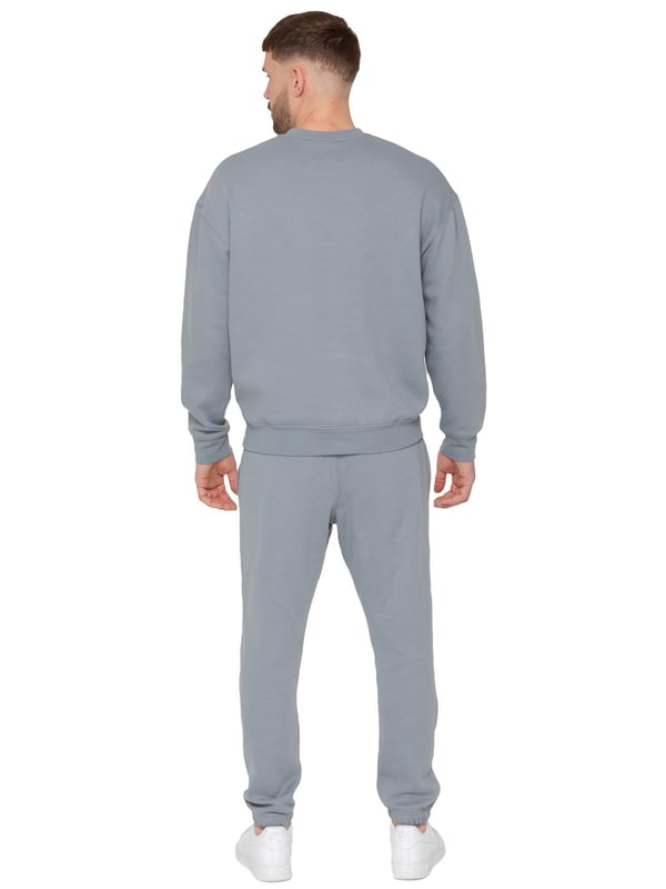 El suéter oversized para hombre Averè de Enzo Milano presenta un ajuste relajado y casual, perfecto tanto para descansar como para el uso diario. El frente muestra un discreto logotipo de Averè en el pecho. El suéter tiene mangas largas y un cuello redondo acanalado con puños acanalados, lo que le da una silueta limpia y clásica. La tela suave y el forro de felpa garantizan comodidad, mientras que el corte de hombro caído mejora el aspecto oversized. La parte trasera permanece lisa, manteniendo un estilo simple y elegante. Ideal para combinar con pantalones de chándal o jeans para un atuendo relajado.