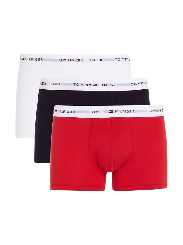 Der Jack & Jones Junior Hoodie für Jungen bietet alles, was junge Trendsetter benötigen: Komfort, Stil und Funktionalität. Mit seinem normalen Schnitt sorgt er für eine bequeme Passform, die Bewegungsfreiheit garantiert und gleichzeitig modisch aussieht. Besonders hervorzuheben ist das Futter der Kapuze, das aus dem gleichen hochwertigen Material wie der Rest des Hoodies besteht und ein angenehmes Tragegefühl vermittelt. Der Gummidruck auf der Vorderseite ist nicht nur weich im Griff, sondern verleiht dem Hoodie auch einen modernen Look. Die Langarm-Design mit gerippten Ärmelbündchen bietet optimalen Sitz und schützt vor Kälte. Die praktische Kängurutasche ist perfekt, um die Hände zu wärmen oder kleine Gegenstände sicher zu verstauen. Die Kapuze rundet das Design ab und schützt an windigen Tagen. Dieser Hoodie ist aus hochwertigen Materialien gefertigt, die für langlebigen Tragekomfort sorgen. Egal ob beim Spielen, Sport oder im Alltag – der Hoodie bietet die perfekte Mischung aus Stil und Bequemlichkeit.