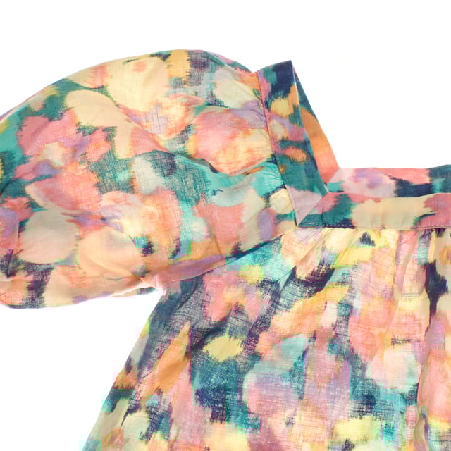 Este vestido de niña tiene un diseño encantador y alegre, perfecto para ocasiones informales. 

Presenta un escote cuadrado que añade un toque moderno, mientras que las mangas abullonadas con elástico en los puños le aportan volumen y un estilo romántico. 

La silueta recta del vestido permite un ajuste cómodo y relajado, garantizando libertad de movimiento. 

Es una prenda ligera y fresca, ideal para los días cálidos, combinando moda y comodidad de manera perfecta.
 Composición: 55% Lino, 45% Algodón
 Cuidados:
- Lavar a máquina máx 30ºC y ciclo delicado.
- Usar detergentes suaves.
- Usar secadora a baja temperatura.
- Planchar a bajas temperaturas.
- No lavar en seco.