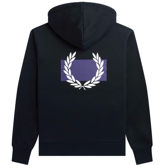 Especificaciones: Sudadera confeccionada en tejido mezcla de poliéster y algodón, capucha ajustable con cordón, puños y bajo de canalé. Pequeña corona de laurel bordada en color morado en el pecho y bolsillo canguro en la parte delantera. Llamativo estampado de la icónica corona de laurel en la espalda Corte: Regular El modelo lleva la talla: M Altura del modelo: 180 cm