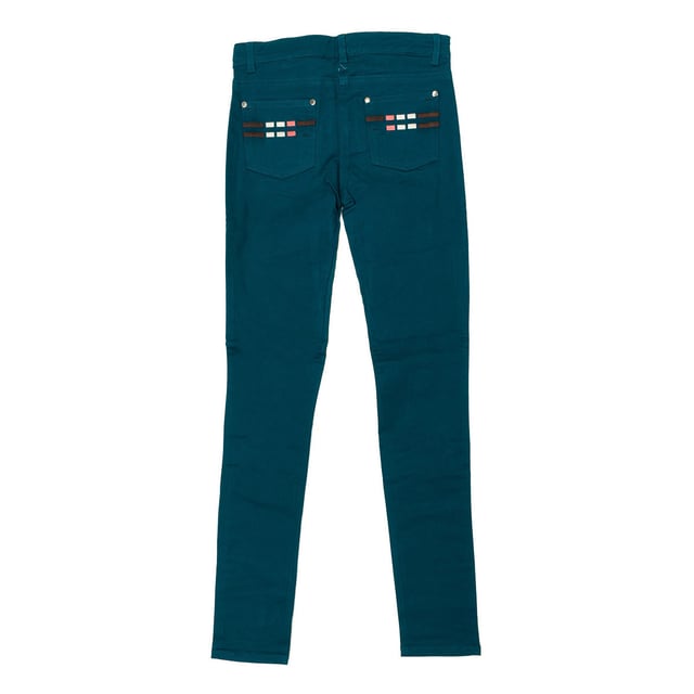Long pants.
 Waistband with belt loops.
 Brand name embroidered under the waistband.
 Adjustable waistband with internal elastic.
 Button and zipper closure.
 Open pockets on the front.
 Open pocket on the back.
 Embroidered details on the back pockets.
 Composition: 100% cotton
 Care:
- Wash at max. 30ºC.
 - Do not use bleach.
 - Iron at low temperature.
 - Supports dry cleaning.
 - Do not use dryer.