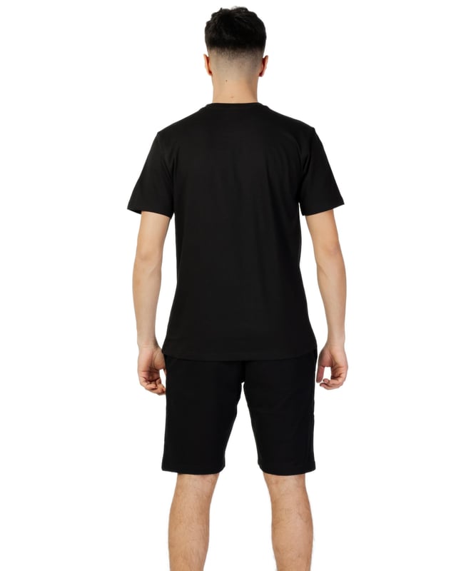 Merk: Sergio Tacchini  
Geslacht: Heren  
Type: T-shirts  
Kleur: Zwart  
Patroon: Print  
Halslijn: Ronde hals  
Mouwen: Korte mouwen  
Seizoen: Lente/zomer  
- 100% katoen •