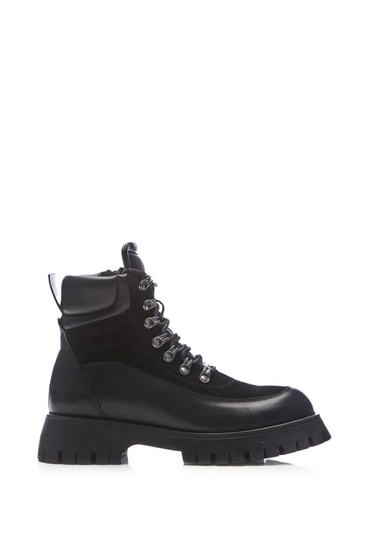 The ultimate hiker-style boot. Anello from the Shoon collection features ski hook lace detail and a rugged chunky sole, effortlessly adding comfortable height. The inside zip allows for easy foot entry whilst the padded collar sits softly around your ankle - making the boot perfect for all-day wear. Style with your cold weather wardrobe.