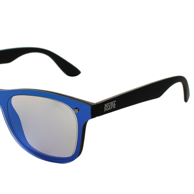 Gafas de sol Must Have unisex con diseño cuadrado y montura de policarbonato, perfectas para un estilo contemporáneo y funcional. 

Equipadas con lentes de protección UV 400, bloquean el 100% de los rayos UVA y UVB, brindando una protección confiable en ambientes soleados. 

La forma cuadrada aporta un toque moderno y versátil que se adapta a cualquier estilo. 

Incluyen el logotipo de Must Have grabado en las patillas y en uno de los lentes, agregando un detalle de autenticidad

Incluyen un paño de limpieza suave para mantener los lentes impecables y un estuche protector para guardarlas de forma segura.

Perfectas para complementar cualquier look, estas gafas son ideales para quienes buscan protección y estilo en una sola pieza.
 Medidas: Alto lente: 47 mm, Ancho lente: 57 mm, Puente: 10 mm, Patillas: 144 mm
 Composición: Policarbonato
 Cuidados:
- Lavar solo con agua o, si fuese necesario, un jabón suave.
- Secar con el paño suave para evitar rayaduras.
- Evitar el contacto con superficies rigurosas o líquidos abrasivos.