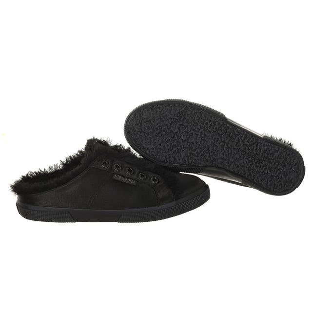 Zapatillas deportivas.
Puntera redonda.
Ojales sin cordones en frontal.
Forro interior de pelo sintético muy suave.
Suela de goma personalizada por la marca.
Estilo sabot.
Tejido satén.
Costuras vistas a tono.

Superga debe su reputación a sus famosas zapatillas de tenis en tela. Utilizadas en su origen en las competiciones de tenis, muy pronto fueron adoptadas en todos los vestuarios. Cómodas y ligeras, estas zapatillas de tenis intemporales han pasado de una generación a otra sin problemas. La colección Superga ha ido creciendo y actualmente va dirigida tanto a mujeres como a hombres y niños.
 Composición: Exterior: Sintético; Interior: Textil; Suela: Sintético.
 Cuidados:
Limpiar con un paño húmedo.