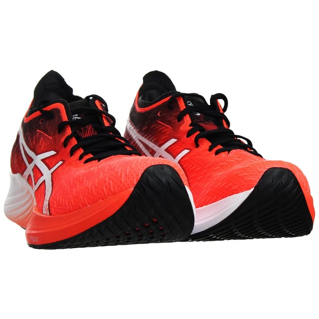 Las zapatillas de running para mujer ASICS Magic Speed son una opción muy innovadora y orientada al rendimiento diseñada para corredoras que desean maximizar su velocidad y eficiencia durante los entrenamientos y las carreras. Estas zapatillas combinan tecnología de vanguardia con un diseño elegante para proporcionar una experiencia de carrera excepcional. Exploremos las características clave de las ASICS Magic Speed Women's Running Trainers:

Características principales:

 Amortiguación FF Blast™:  La característica más destacada de las zapatillas Magic Speed es la tecnología de amortiguación FF Blast™ en la entresuela. Este material de amortiguación ligero pero con gran capacidad de respuesta proporciona un excelente retorno de la energía, ayudándote a conseguir una zancada más rápida y eficiente.

 Tecnología Guidesole™:  La tecnología Guidesole™, similar a la de la serie GlideRide, presenta un diseño de suela curvada que reduce la flexión del tobillo y favorece una transición más suave del talón a la puntera. Este diseño minimiza la pérdida de energía y reduce la fatiga muscular, permitiéndote mantener la velocidad en largas distancias.

 Placa de propulsión:  La placa de propulsión en la suela mejora la propulsión hacia delante, ayudándote a generar más velocidad en cada zancada. Proporciona una sensación ágil y sensible durante los sprints y las carreras.

 Parte superior de malla ligera:  La parte superior de la zapatilla está fabricada con un material de malla ligero y transpirable. Ofrece una excelente ventilación, manteniendo los pies frescos y cómodos durante las carreras de alta intensidad.

 Construcción sin costuras:  Estas zapatillas cuentan con una construcción sin costuras para minimizar la fricción y reducir el riesgo de irritación o ampollas, incluso durante carreras prolongadas.

 Plantilla OrthoLite X-55:  La plantilla OrthoLite X-55 mejora la amortiguación, el control de la humedad y la transpirabilidad. Se puede quitar si prefieres usar plantillas ortopédicas personalizadas.