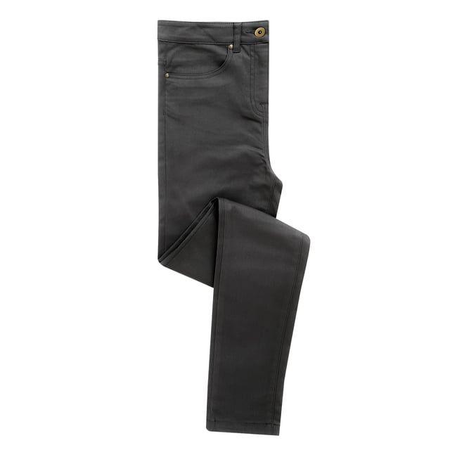 Klassieke gesneden chino met twee voorvakken met klinknageldetails. Twee opgestikte zakken aan de achterzijde. Riemlussen om een riem te vergemakkelijken. Bedekte YKK-ritssluiting met enkele metalen knoopsluiting op de tailleband. Stretchstoffen voor maximaal comfort. Wassen op 40 graden. Materialen: 63% polyester, 35% katoen, 2% elastaan.