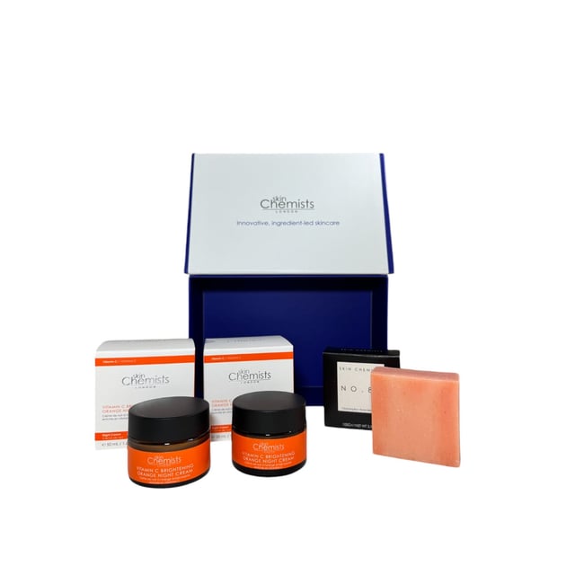 El kit contiene: SkinChemists nº 80 Barra Limpiadora Facial de Rosas 100g, 2 SkinChemists Vitamina C Crema de Noche Aclarante de Naranja 50ml. Presentamos el Set de Regalo Navideño SkinChemists Vitamin C Night Anti-Ageing, una lujosa colección diseñada para rejuvenecer tu piel mientras duermes. Con potentes ingredientes como el fosfato de ascorbilo sódico y el polvo de flor de rosa centifolia, este set de regalo ayuda a combatir los signos del envejecimiento y proporciona un cutis radiante. Ideal para las fiestas navideñas, es un regalo perfecto para cualquiera que desee mejorar su rutina de cuidado de la piel y lucir una piel joven y radiante.

Este set de regalo no sólo nutre la piel, sino que también proporciona una hidratación esencial con ingredientes como la glicerina y el triglicérido caprílico/cáprico. La mezcla calmante de extractos naturales y vitaminas actúa durante toda la noche para mejorar la textura y el tono de la piel, por lo que es un complemento perfecto para tu lista de regalos navideños. Mima a tus seres queridos (o a ti mismo) con el Set de Regalo Navideño Vitamin C Night Anti-Ageing de skinChemists y deja que se despierten con una piel revitalizada.